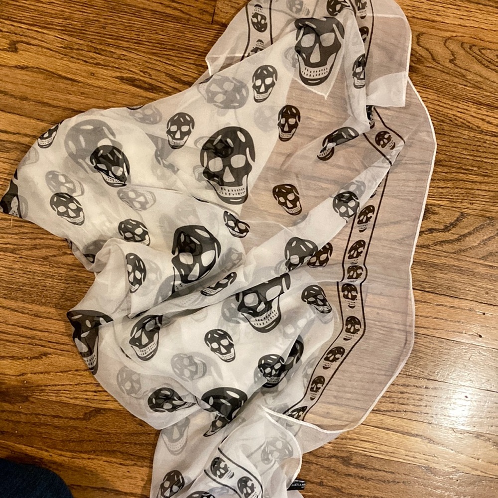 Alexander McQueen skull scarf